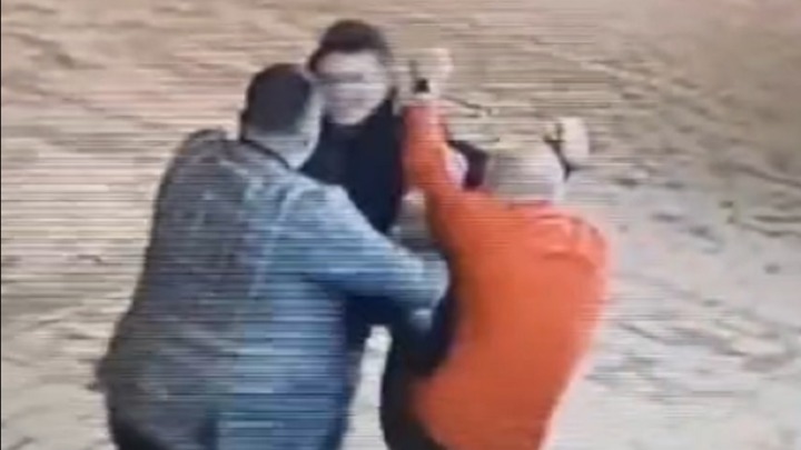 Opozicionar prebio dva funkcionera SNS- u Kraljevu (VIDEO)