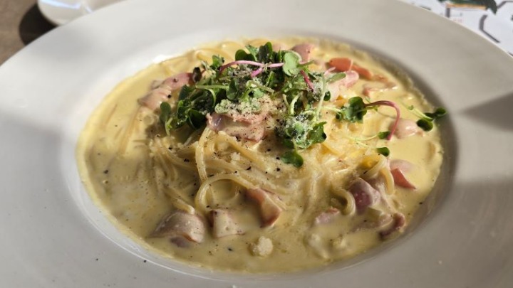 Brza testenina sa slaninom i pavlakom: Gotova za pola sata i savršena za toplije dane