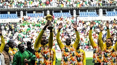 Senegal u Parizu paradirao "oduzetim" trofejom (VIDEO)