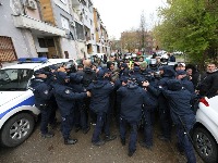 Opsadno stanje i tuča u Kuli: Veliki broj policajaca, fizički sukobi kod stadiona (FOTO)