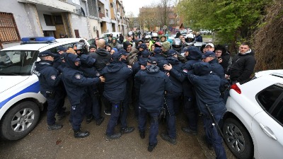 Opsadno stanje i tuča u Kuli: Veliki broj policajaca, fizički sukobi kod stadiona (FOTO)