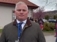 Amerikanac posmatra glasanje u Sevojnu: "Ljudi sa crvenim značkama se okupljaju i pokušavaju da vas zastraše" (VIDEO)