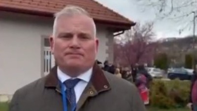 Amerikanac posmatra glasanje u Sevojnu: "Ljudi sa crvenim značkama se okupljaju i pokušavaju da vas zastraše" (VIDEO)