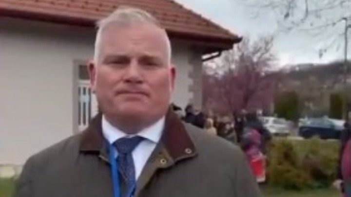 Amerikanac posmatra glasanje u Sevojnu: "Ljudi sa crvenim značkama se okupljaju i pokušavaju da vas zastraše" (VIDEO)