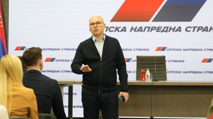 Vučević: Zapaljen automobil člana SNS, blokaderi poručuju ako nisi s nama, možemo i da te ubijemo