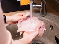 Da li treba PRATI PILETINU pre spremanja? Iskusni kuvar razrešio večitu dilemu 