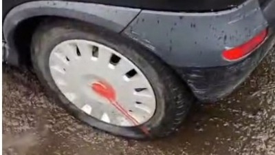 Šarović tvrdi da su mu izbušili gumu dok je bio na suđenju (VIDEO)