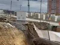 Drama u Prištini: Urušio se put, sve propalo u rupu (VIDEO)