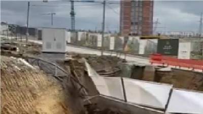 Drama u Prištini: Urušio se put, sve propalo u rupu (VIDEO)