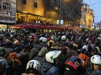 Tenzije ispred Rektorata: Sukob građana i policije (FOTO, VIDEO)