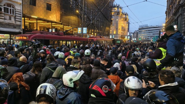 Tenzije ispred Rektorata: Sukob građana i policije (FOTO, VIDEO)