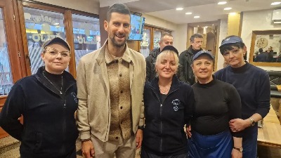 Novak ručao u čuvenoj ćevabdžinici, a na tanjiru... Ušao na vrata kao sav normalan svet, gosti ga u neverici gledali (FOTO/VIDEO)