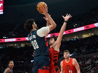 Tristan Vukčević ubacio 14 poena Lejkersima i video tripl-dabl Lebrona