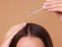 Serum za skalp ne deluje? Ekspert za kosu objašnjava kako pravilno naneti proizvod