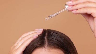 Muči vas pojačano opadanje kose u proleće? Ovaj domaći serum vraća sjaj, jača koren i podstiče rast novih dlaka