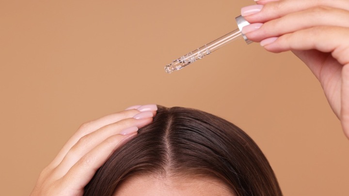 Muči vas pojačano opadanje kose u proleće? Ovaj domaći serum vraća sjaj, jača koren i podstiče rast novih dlaka