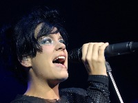 OSVETNIČKA HALJINA poznate pevačice: Nosila je haljinu s računima poklona koje je njen muž kupovao drugim ženama (FOTO)