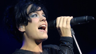 OSVETNIČKA HALJINA poznate pevačice: Nosila je haljinu s računima poklona koje je njen muž kupovao drugim ženama (FOTO)