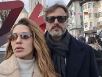 Sergej Trifunović objavio HIT snimak 23 godine mlađe supruge: Svira gusle u prirodnom izdanju - "Povratak korenima" (VIDEO) 