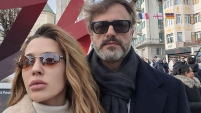 Sergej Trifunović objavio HIT snimak 23 godine mlađe supruge: Svira gusle u prirodnom izdanju - "Povratak korenima" (VIDEO) 