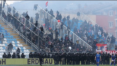 Neredi u Novom Pazaru: Sukob navijača i policije (VIDEO)