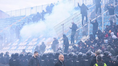 Divljanje navijača u Novom Pazaru: Povređeni policajci, trojica uhapšena