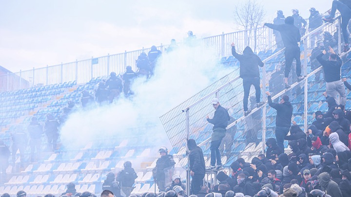 Divljanje navijača u Novom Pazaru: Povređeni policajci, trojica uhapšena