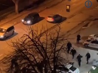 Novi Pazar se NE SMIRUJE: Tuča navijača ispred policijske stanice (VIDEO)