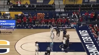 Opšta tuča košarkašica u Americi! Pesničile se kao bokseri, sudija u nokdaunu! (VIDEO)