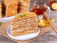 POSNA MEDOVIK TORTA: Najkremastija ruska poslastica koja će vas raspametiti ukusom