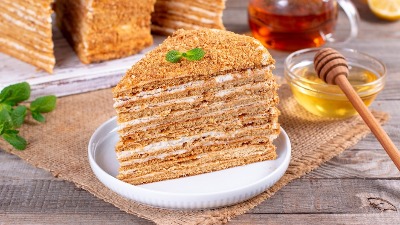 POSNA MEDOVIK TORTA: Najkremastija ruska poslastica koja će vas raspametiti ukusom