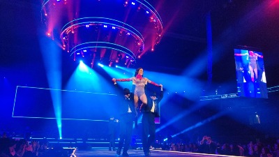  Spektakl na koncertu Vlada Georgieva: Plesačica u mrežastim čarapama mamila uzdahe publike (FOTO)