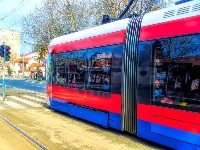 Zadnji deo tramvaja iskočio iz šina - vozilo nastavilo da se kreće (VIDEO)