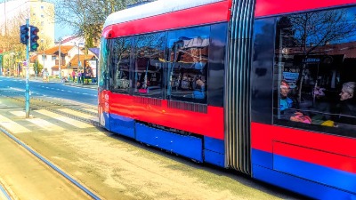 Zadnji deo tramvaja iskočio iz šina - vozilo nastavilo da se kreće (VIDEO)