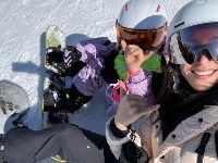 JELISAVETA ORAŠANIN NA SNOUBORDU NA KOPAONIKU! Glumica uživa sa decom na snegu, ali jednog detalja nema na fotografijama