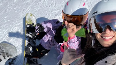 JELISAVETA ORAŠANIN NA SNOUBORDU NA KOPAONIKU! Glumica uživa sa decom na snegu, ali jednog detalja nema na fotografijama