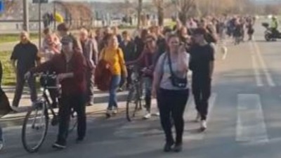 "Hrabrost je ženskog roda": Studenti i građani na ulicama NS (VIDEO)