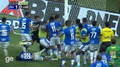 Pozavideli bi im i najbolji MMA borci - epska tuča na utakmici Kruzeira i Atletiko Mineira, nije se znalo ko koga lema (VIDEO)