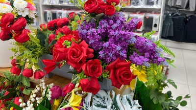 Dečak ostao bez cveća koje je prodavao - mladići izašli iz automobila i SVE MU UZELI!