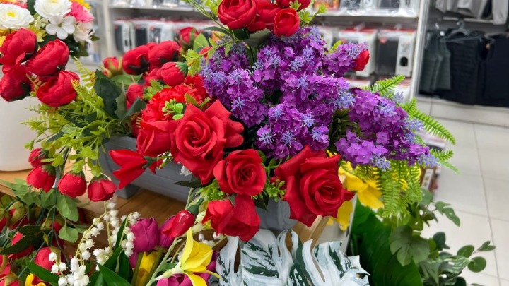 Dečak ostao bez cveća koje je prodavao - mladići izašli iz automobila i SVE MU UZELI!