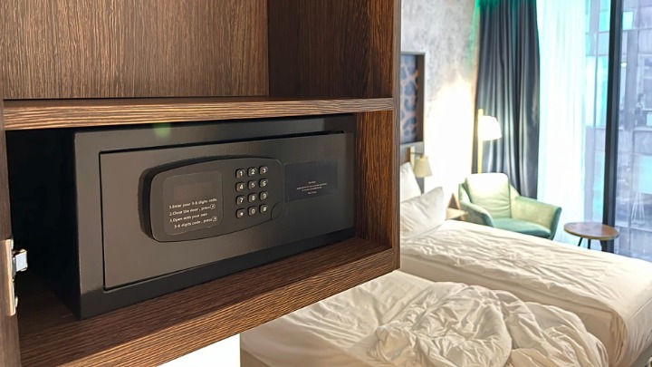 NAJVEĆA GREŠKA koju turisti prave: Ovako lopovima sami pokazujete gde vam je novac – a evo gde je ZAISTA bezbedan