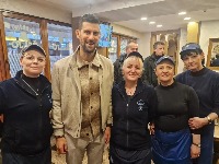 Novak ručao u čuvenoj ćevabdžinici, a na tanjiru... Ušao na vrata kao sav normalan svet, gosti ga u neverici gledali (FOTO/VIDEO)