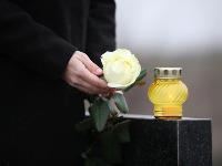 Poznati pevač preminuo od sepse: Glas jedne epohe utišan zauvek, prijatelji i publika u neverici