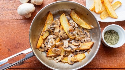 Miris iz bakine kuhinje: Prženi krompir i pečurke koji osvajaju na prvi zalogaj