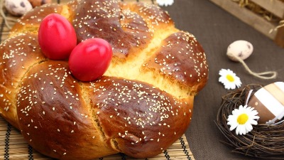 Najlepša VASKRŠNJA POGAČA koja se topi u ustima: Hrskava spolja, iznutra mekana kao duša 