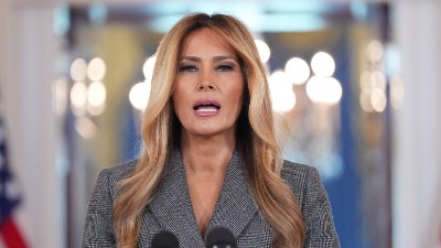 Melanija opet aktivirala aferu Epstin, Tramp ZATEČEN