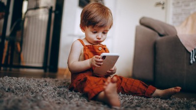 DETINJSTVO NA EKRANU – gde se završava igra, a počinje svet bez granica?