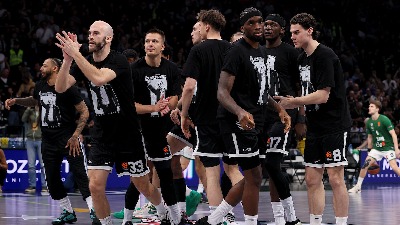 Igrači Partizana izašli na zagrevanje u majicama sa likom Duška Vujoševića (FOTO)