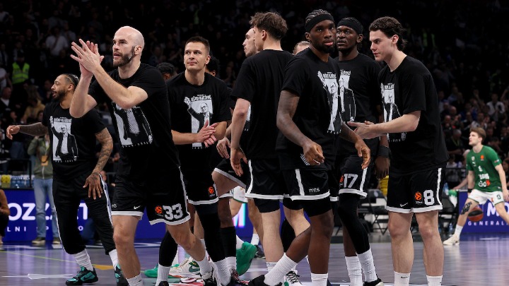 Igrači Partizana izašli na zagrevanje u majicama sa likom Duška Vujoševića (FOTO)