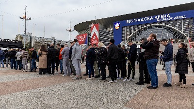 (FOTO/VIDEO) Tri knjige žalosti ispred Arene povodom smrti Vujoševića, oglasio se i Partizan